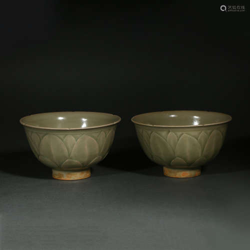 A pair of Song Dynasty Yaozhou ware bowls