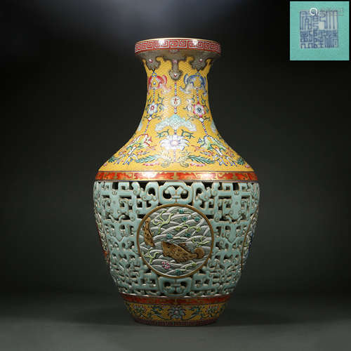 Chinese Qing Dynasty famille rose Bottle