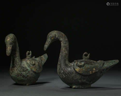 HAN DYNASTY, A PAIR OF BRONZE BEASTS INLAID WITH GOLD, SILVE...