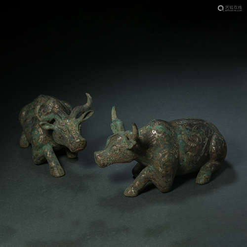 HAN DYNASTY, A PAIR OF BRONZE BEASTS INLAID WITH GOLD, SILVE...