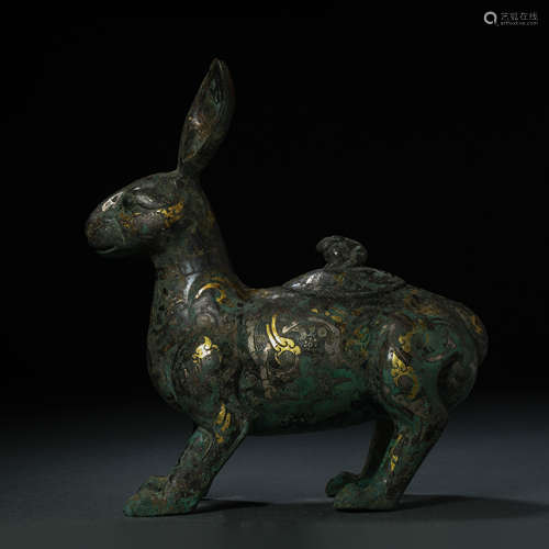 WESTERN HAN DYNASTY, A PAIR OF BRONZE BEASTS INLAID WITH GOL...