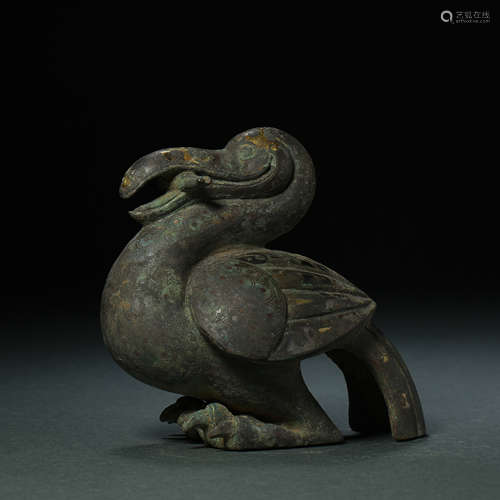 HAN DYNASTY, A PAIR OF BRONZE BEASTS INLAID WITH GOLD, SILVE...