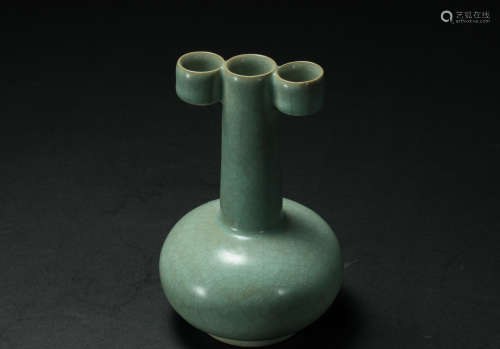 NORTHERN SONG DYNASTY, GUAN WARE VASE