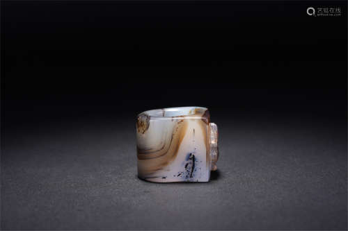 A CHINESE AGATE CARVED THUMB RING