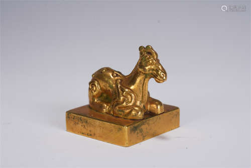 A CHINESE BRONZE GILT MYTHICAL BEAST SEAL