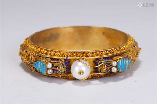 A CHINESE SILVER GILT KINGFISHER FEATHER INLAID BANGLE