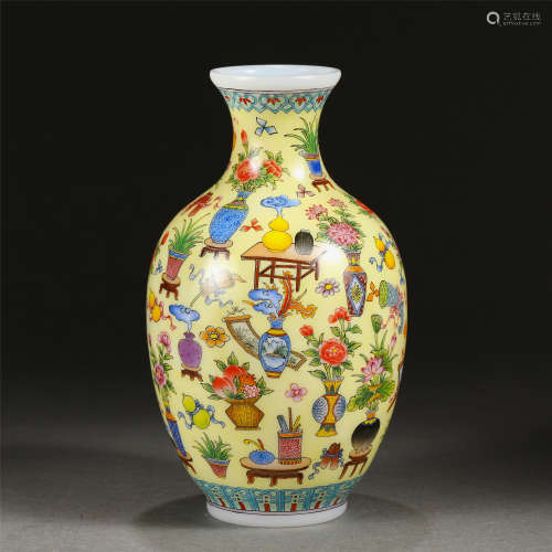 A CHINESE COLORED FLOWERS GLASS VASE