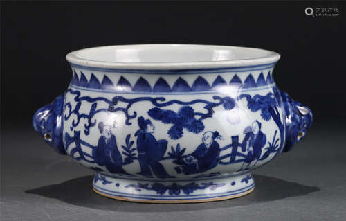 A CHINESE BLUE&WHITE PORCELAIN CENSER WITH DOUBLE HANDLES