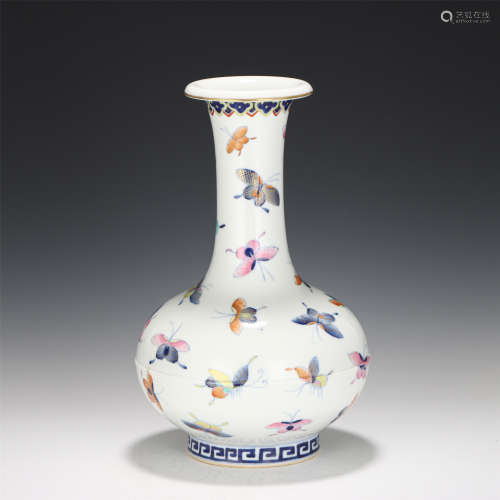 A CHINESE FAMILLE ROSE BUTTERFLIES PORCELAIN VASE