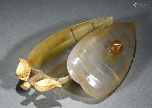 A CHINESE AGATE CARVED LEAF SHAPE BOX AND COVER