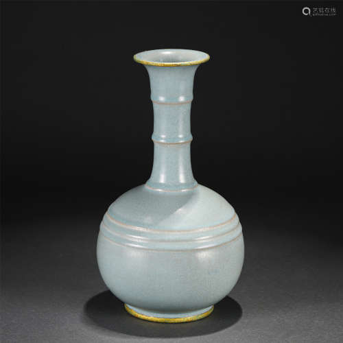 A CHINESE RU-TYPE GLAZED PORCELAIN VASE