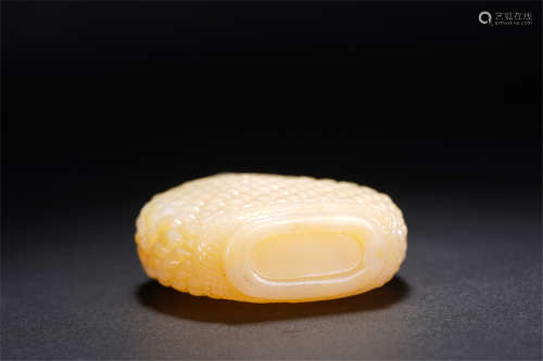 A CHINESE JADE CARVED FISH SCALE SNUFF BOTTLE