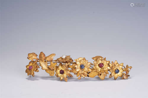 A CHINESE HARD-STONES INLAID SILVER GILT FLORAL DECORATION