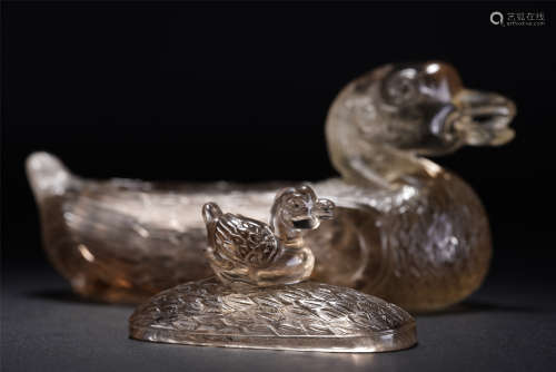 A CHINESE CRYSTAL CARVED DUCK SHAPED BOX AND COVER