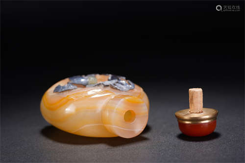 A CHINESE AGATE SNUFF BOTTLE CARVED WITH FIGURES & GEESE