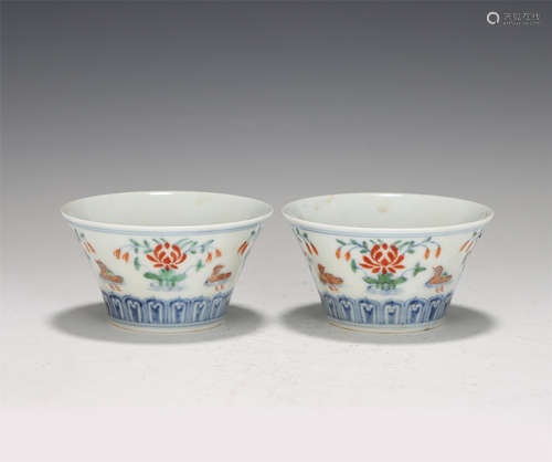 A PAIR OF CHINESE DOU-CAI MANDARIN DUCKS PORCELAIN CUPS