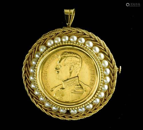 Brooch-pendant set with a coin 18 kt yellow gold, set with a...