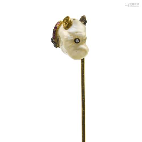 Dog's head tie pin 14 kt gold, set with a baroque pearl, wit...