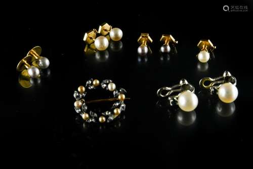 Lot of pearl jewellery Includes: a pair of 18 kt white gold ...