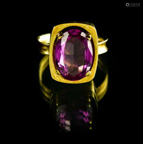 Ring 18 kt yellow gold, set with a pink tourmaline Ring size...