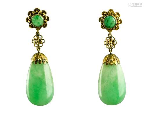 Pair of drop earrings 14 kt yellow gold, adorned with jade t...