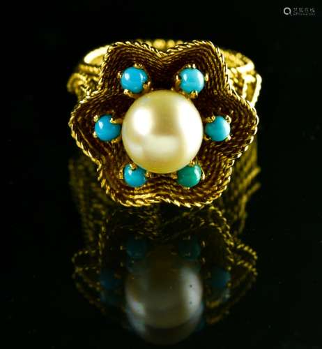 Flower ring 18 kt yellow gold, set with a 7.6 mm pearl in th...