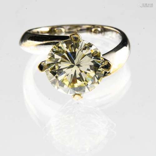 Solitaire ring 18 kt white gold, set with a yellow brilliant...