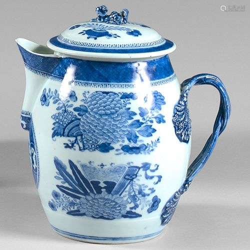 Grande théière en porcelaine de Chine à décor bleu de fleurs...