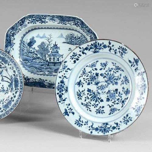 Plat creux ovale en porcelaine de la Chine à décor bleu de p...