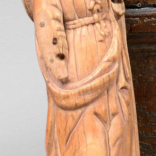 Statuette en ivoire sculpté d'un saint Jacques en pèlerin av...