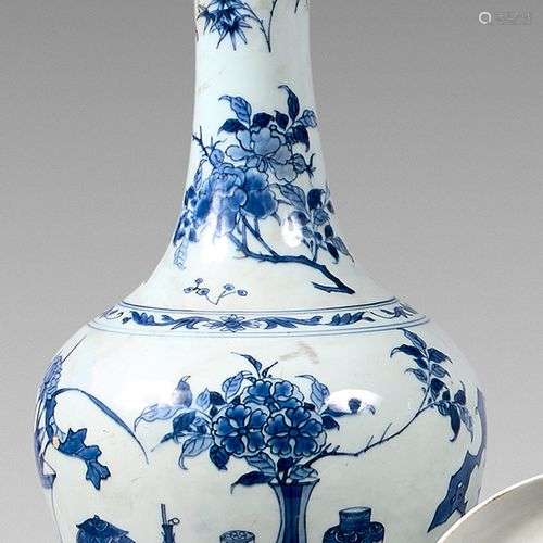 Vase bouteille à col évasé en porcelaine à décor bleu dans u...