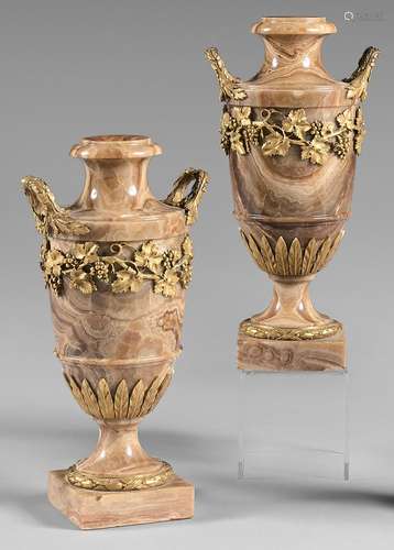 Paire de vases balustres en onyx caramel. Monture en bronze ...