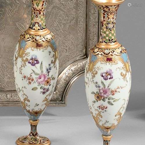 Paire de petits vases fuseaux en porcelaine blanche ornée de...