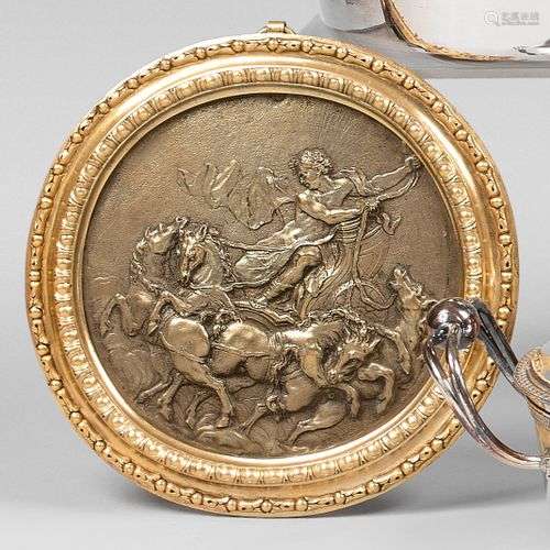 Médaillon en bronze représentant Apollon sur son char. Cadre...