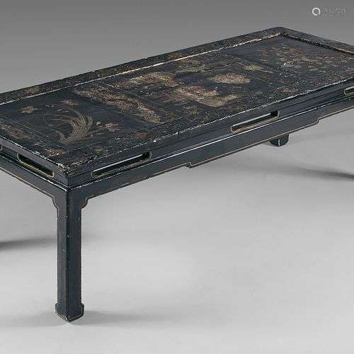 Table basse en bois laqué noir, le plateau composé d'un anci...