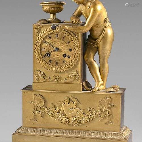 Pendule en bronze doré représentant un enfant jouant avec un...