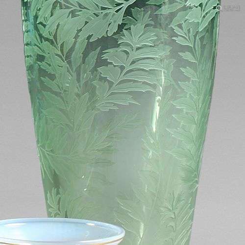 Vase en cristal fumé vert, gravé de feuillages.Travail de la...