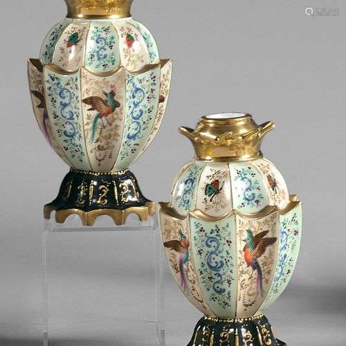 Paire de vases en porcelaine polychrome en forme d'ananas st...