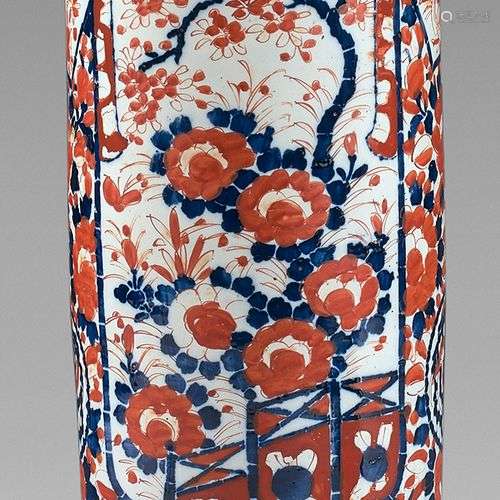 Vase rouleau en porcelaine à décor Imari rouge et bleu de fl...