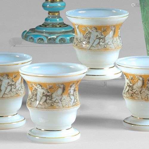 Quatre petits vases évasés en opaline ornés d'une frise en c...