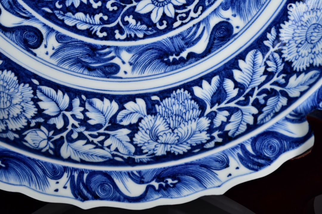 元青花青地白花缠枝花卉纹菱口盘 Deal Price Picture 元青花青地白花缠枝花卉纹菱口盘 Deal Price Picture