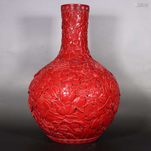 清 乾隆红釉雕刻花卉纹天球瓶
