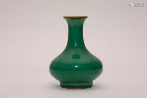 A Green-Glazed Crackle Vase