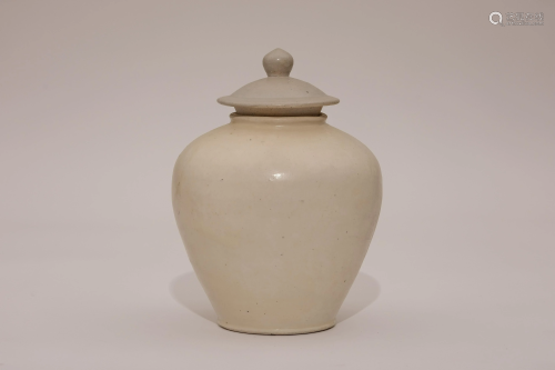 A Xing Ware White Glazed Jar with Lid