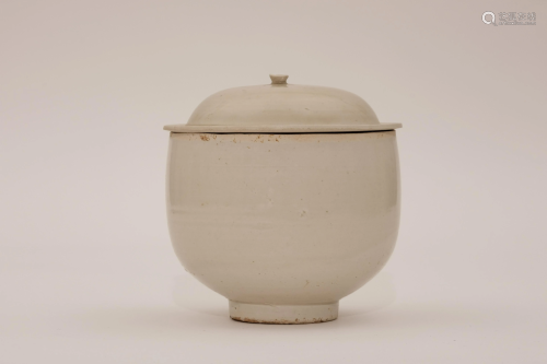 A Ding Ware White Glazed Jar with Lid