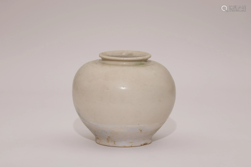 A Xing Ware White-Glaze Jar