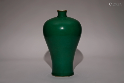A Green-Glaze Meiping Vase
