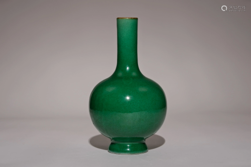 A Green Glazed Crackle Vase