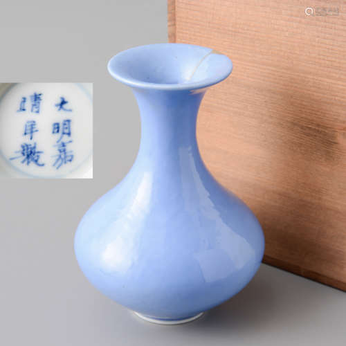 大清嘉慶年制款素紋藍釉瓶