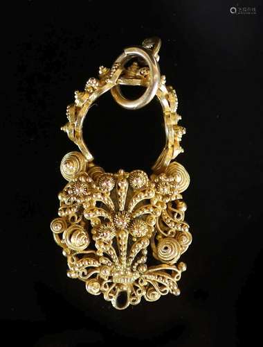 A Georgian cannetille work gold memorial pendant,verso with ...